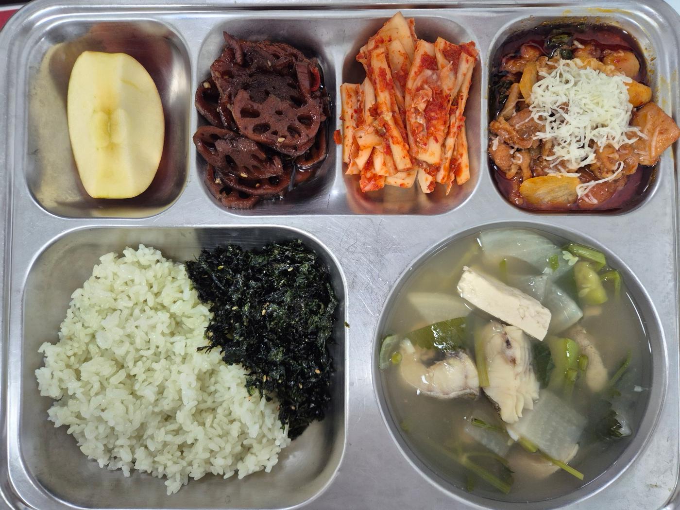 5월12일 식단(클로렐라쌀밥,대구지리탕,연근조림,눈꽃치즈닭갈비,건파래볶음,배추김치,강릉사과) 사진