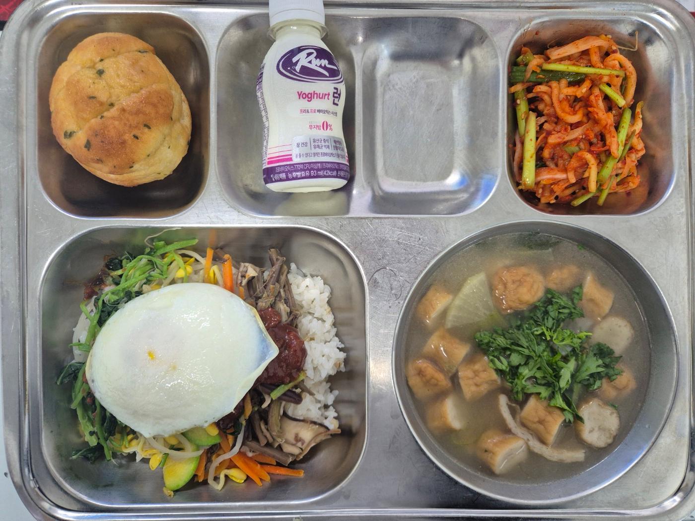 5월27일 식단(산채비빔밥,어묵탕,미나리무생채,두부갈릭미니번,런요구르트) 사진