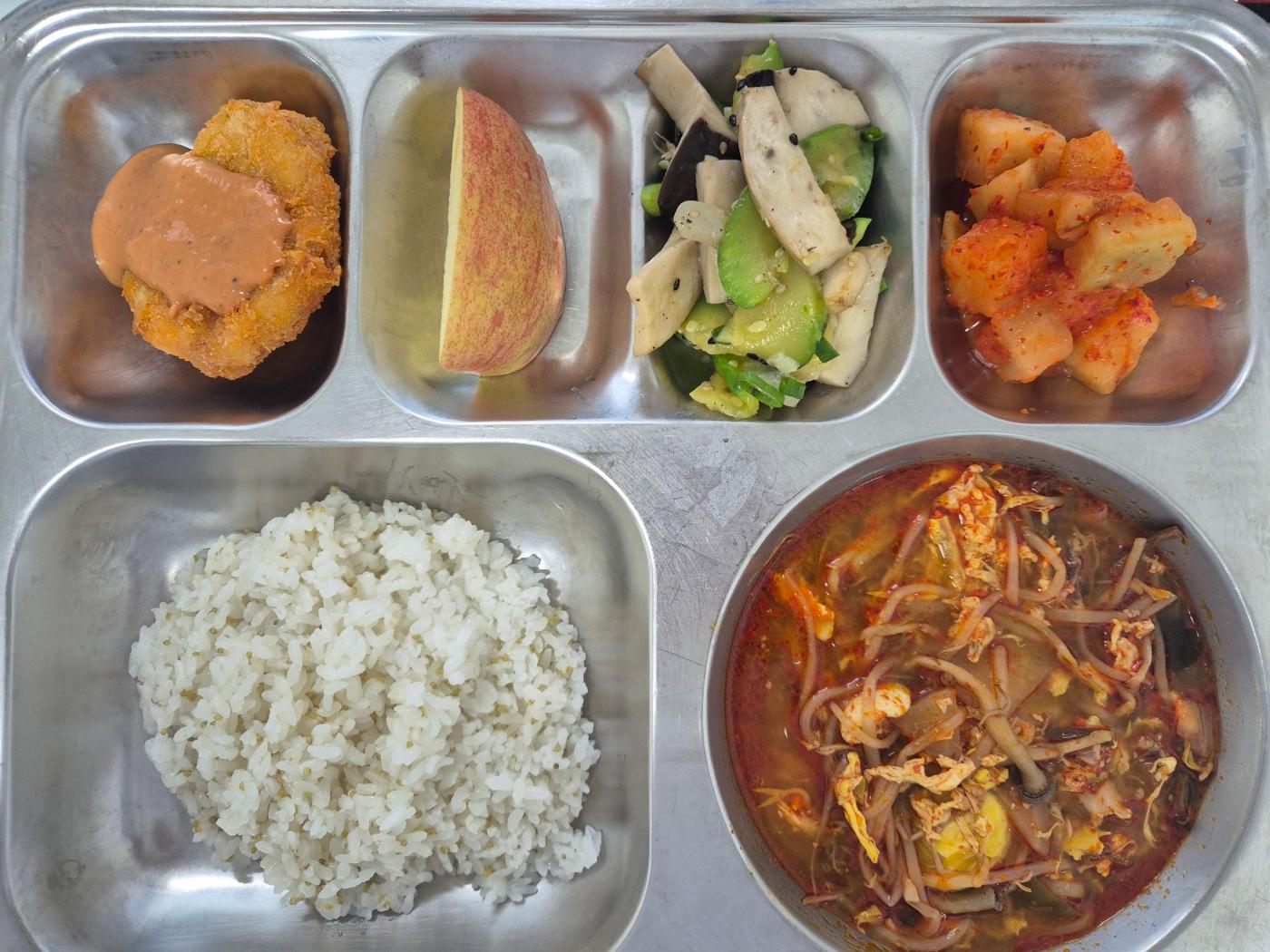 5월28일 식단(차조밥,닭개장,애호박버섯볶음,쉬림프카츠(치폴레소스),깍두기,강릉사과) 사진