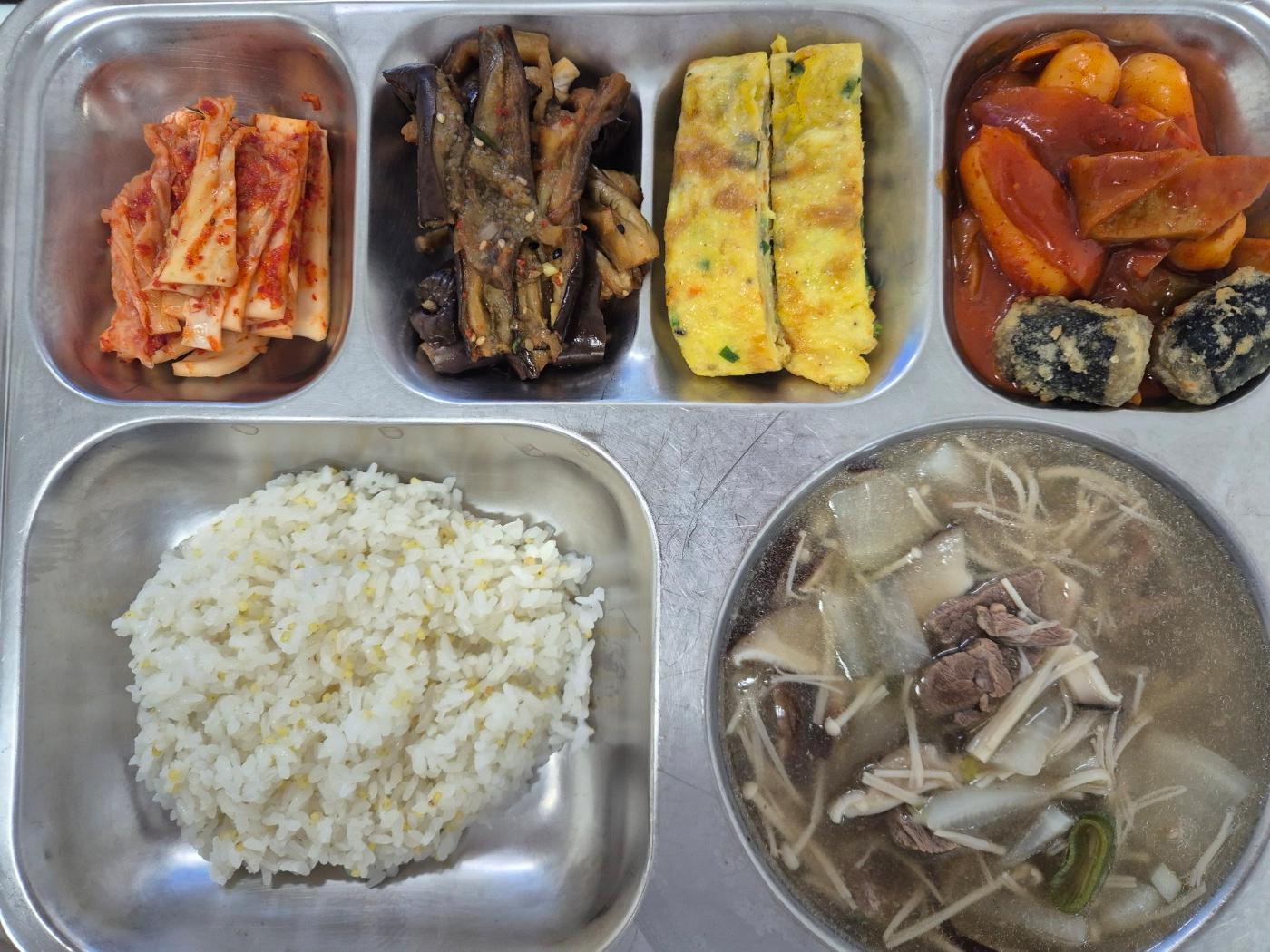 5월29일 식단(기장밥,쇠고기버섯국,치즈떡볶이&김말이,날치알톡톡달걀말이,배추김치,우유) 사진