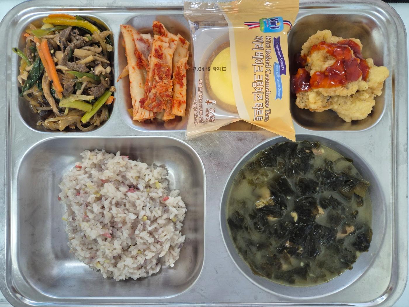 6월1일 식단(오색찰밥,쇠고기미역국,파프리카잡채,장어강정,배추김치,크림치즈타르트) 사진