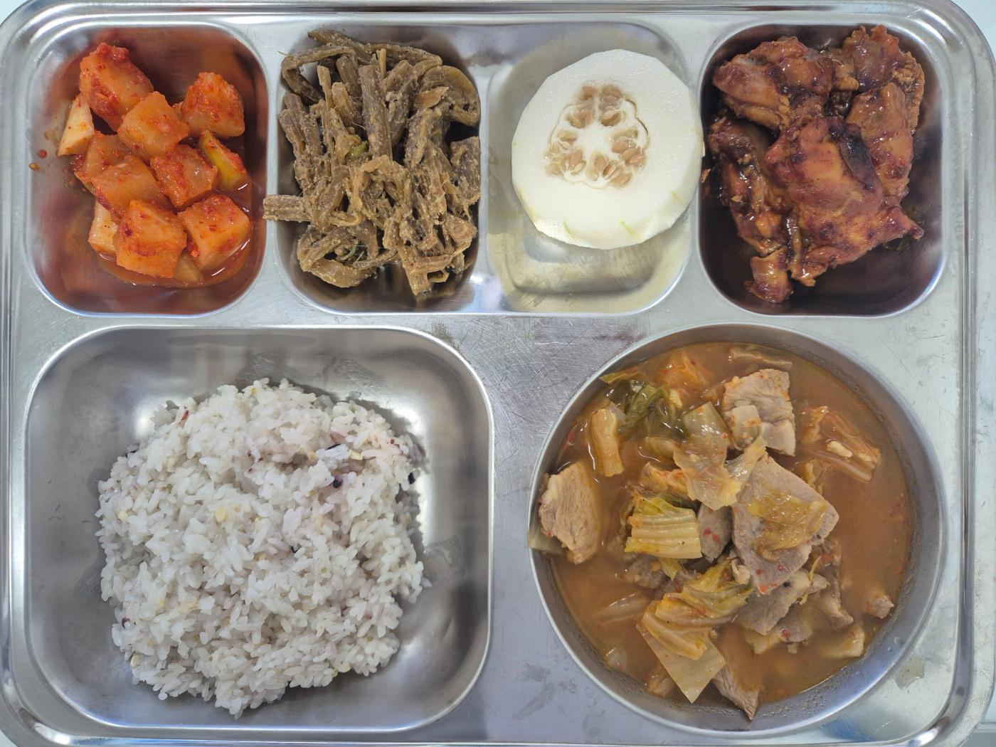6월2일 식단(혼합잡곡밥,돈육김치찌개(목살),머위나물,치킨데리야끼구이,깍두기,금싸라기참외) 사진
