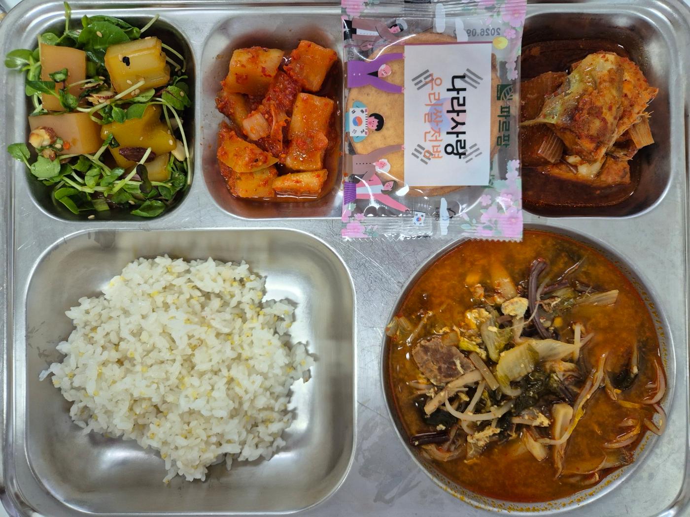 6월5일 식단(기장밥,육개장,이면수순살조림,아몬드삼색묵무침,깍두기,우리쌀나라사랑전병) 사진