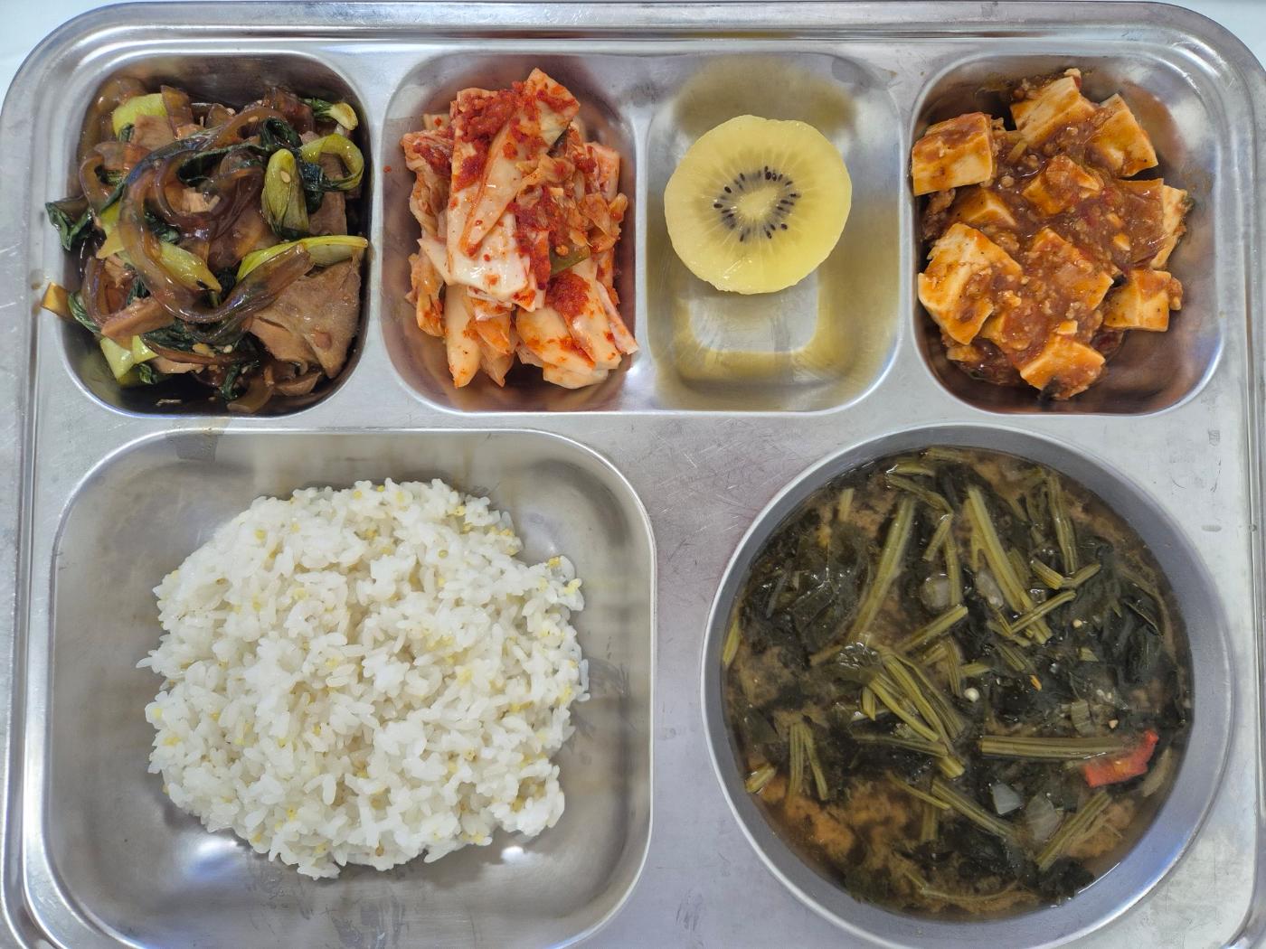 6월9일 식단(기장밥,시금치된장국,마파두부,청경채족발조림,배추김치,골드키위) 사진