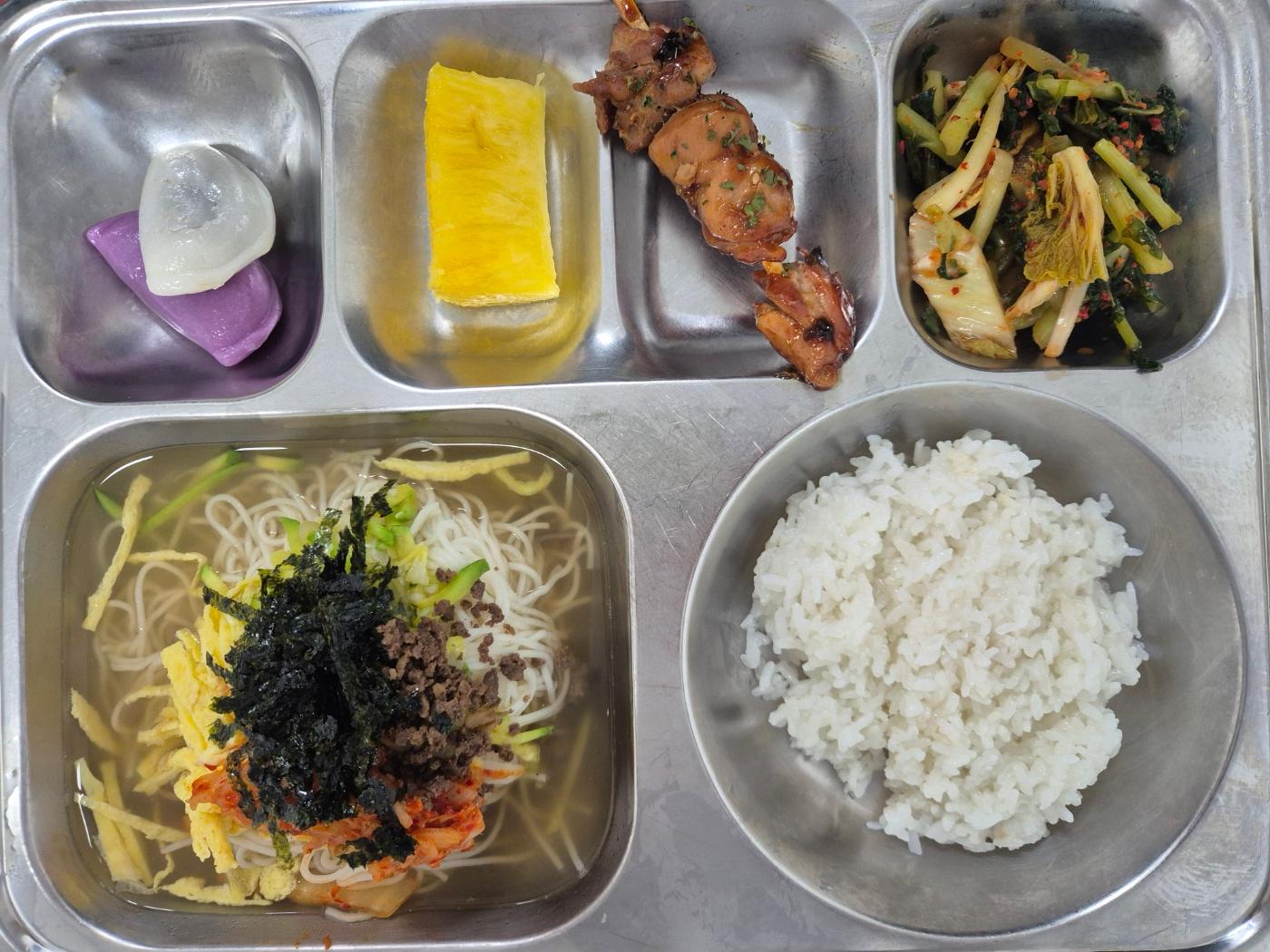 6월10일 식단(찹쌀밥(자율),잔치국수,양념닭꼬치,열무김치,반달바람떡,골드파인애플) 사진