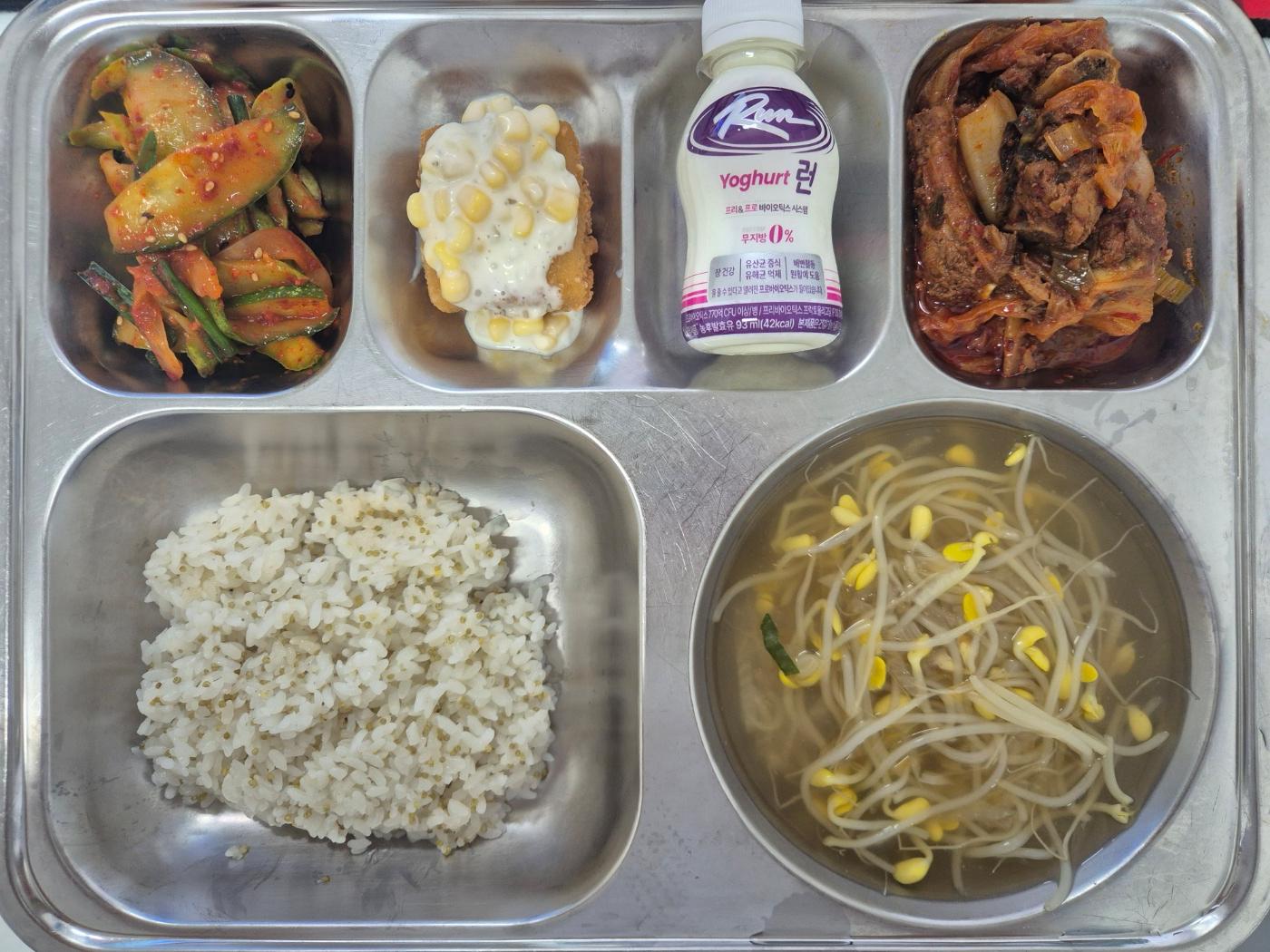 6월12일 식단(차조밥,콩나물무채국,등갈비김치찜,오이초무침,세서미두부카츠,런요구르트) 사진