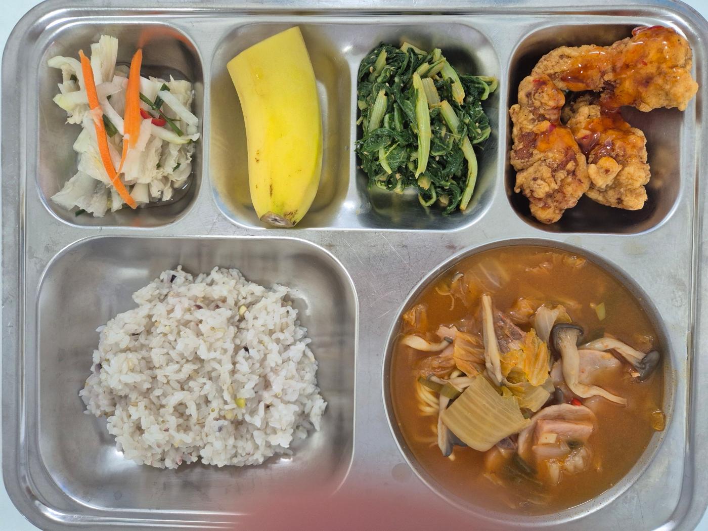 6월15일 식단(혼합잡곡밥,부대찌개&사리,닭봉튀김,근대나물무침,백김치,바나나) 사진