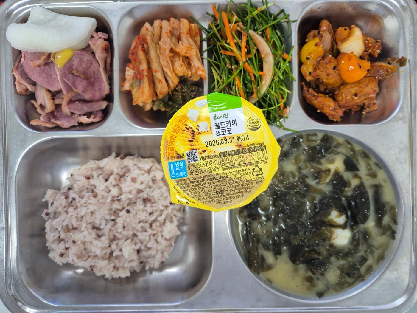6월16일 식단(차수수밥,조랭이들깨미역국,훈제오리&무쌈,영양부추겉절이,우엉어묵조림,배추김치,골드키위&코코) 사진