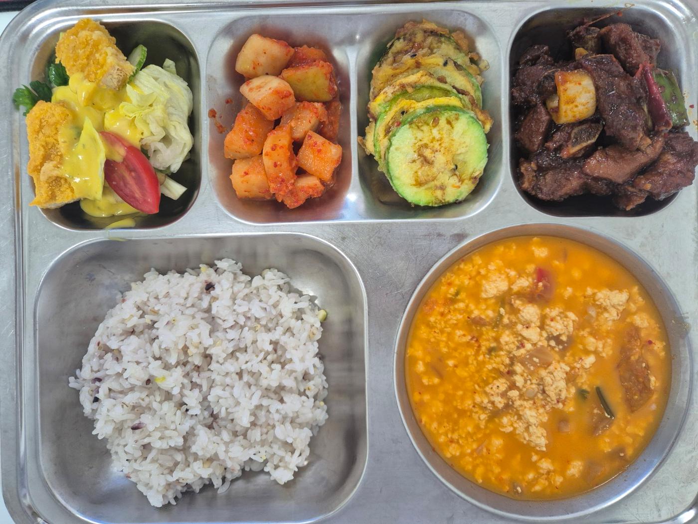 6월22일 식단(혼합잡곡밥,김치순두부전골,매콤돼지갈비찜,애호박전,두부채소샐러드,깍두기) 사진