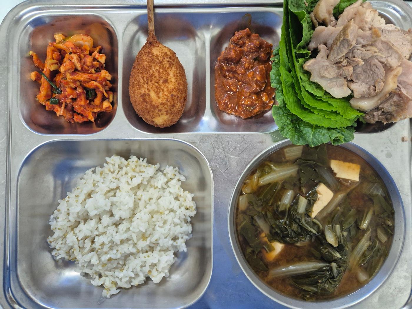 6월23일 식단(차조밥,근대된장국,오향장육(수육),무말랭이무침,쌈배추/더염두부쌈장,탱글뽀득핫도그) 사진