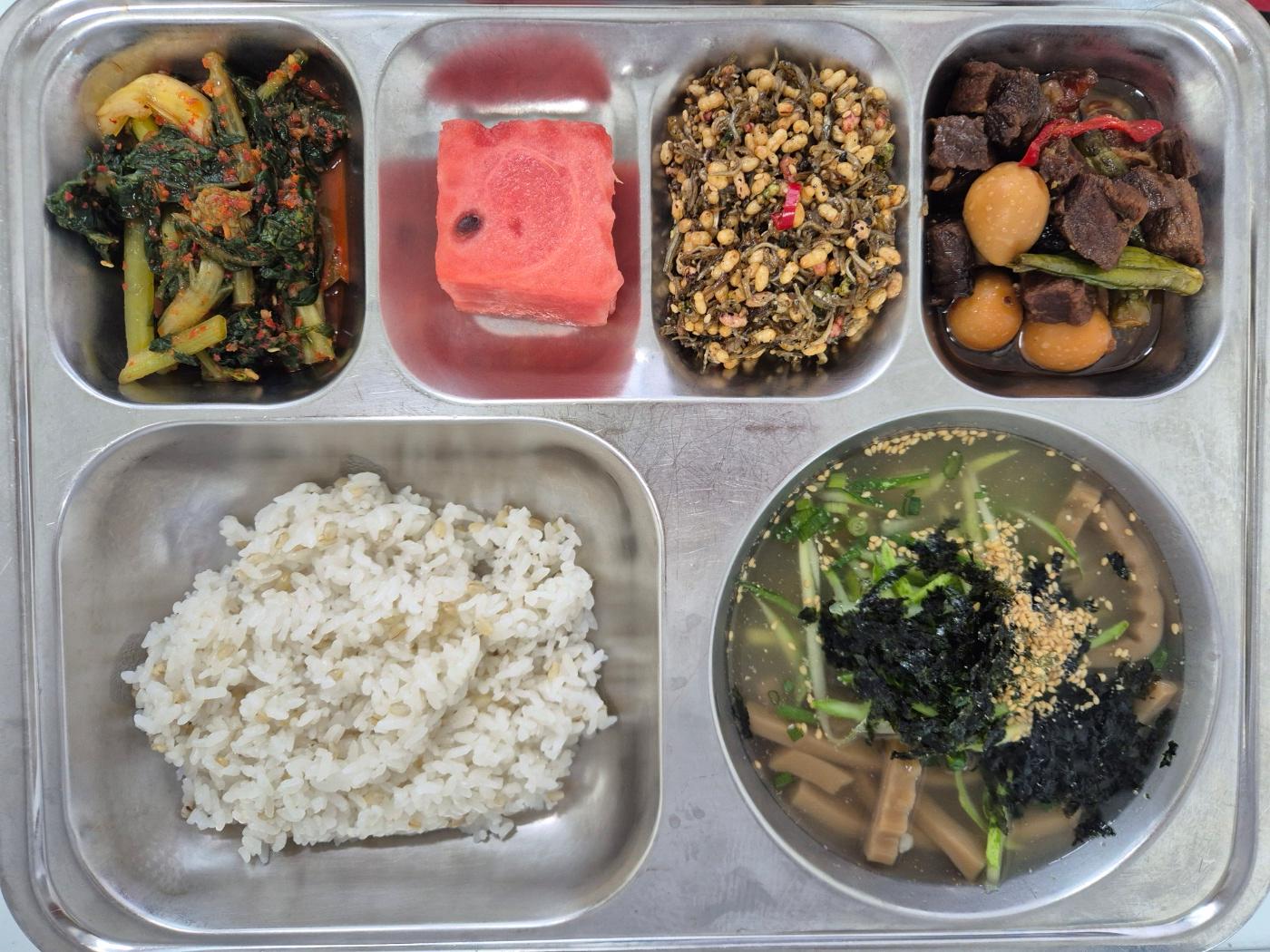 6월25일 식단(찰보리밥,도토리묵국,뮤즐리멸치볶음,쇠고기메추리알조림,열무김치,수박 사진
