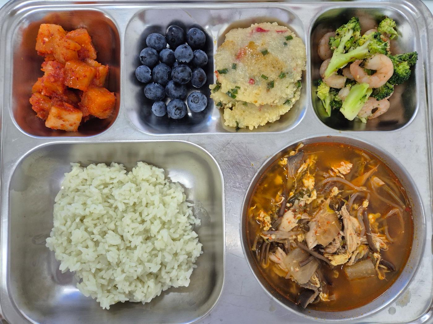 6월26일 식단(클로렐라쌀밥,닭개장,브로콜리새우살무침,햇감자전,깍두기,블루베리(강릉) 사진