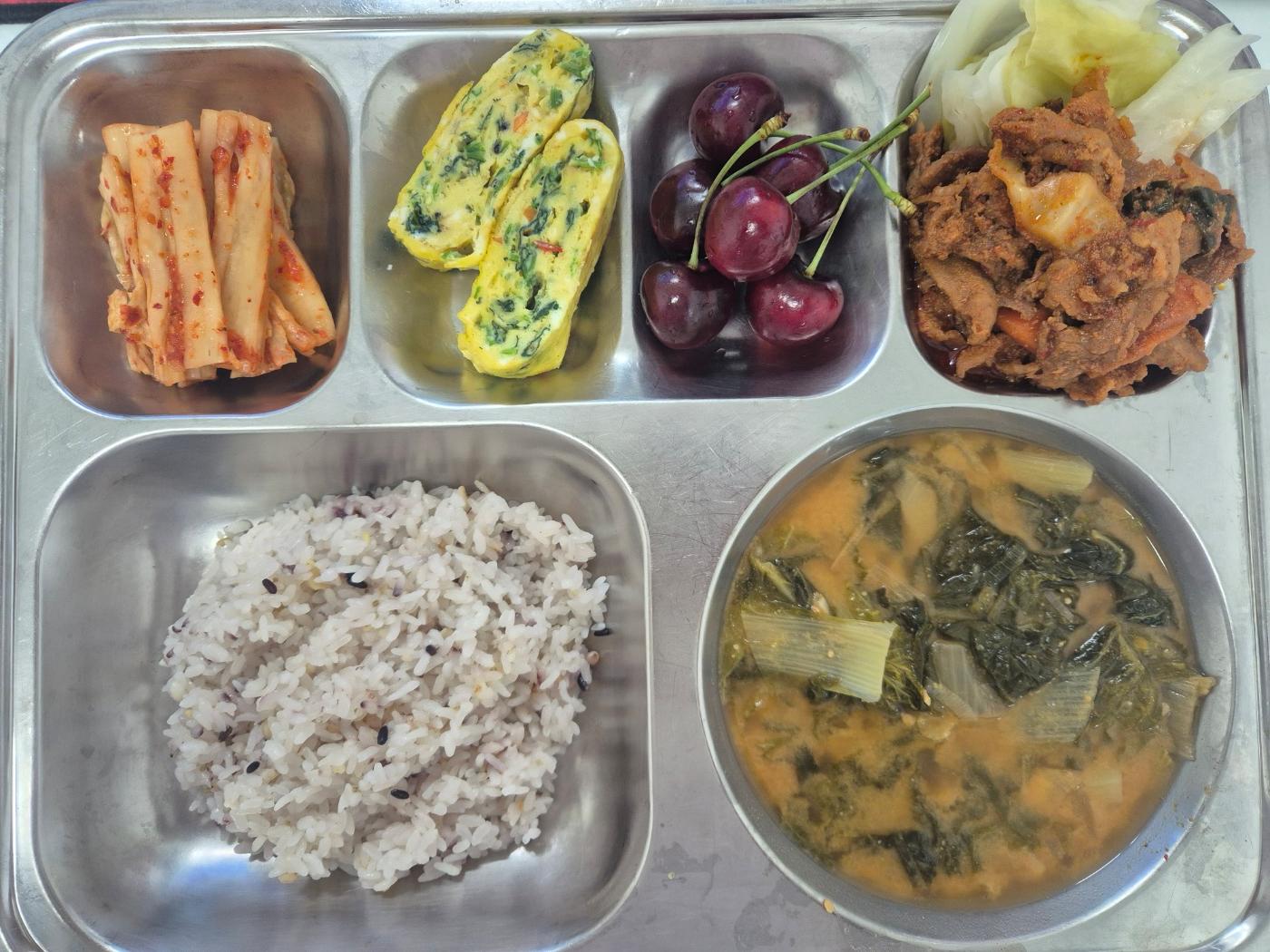 6월29일 식단(혼합잡곡밥,콩가루배추국,매콤제육불고기&양배추쌈,시금치달걀말이,배추김치,체리) 사진