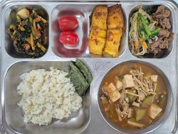 6월19일 식단(기장밥,호박된장찌개,대패오리숙주볶음,가자미버터구이,배추김치,대추방울토마토,수리취떡) 사진