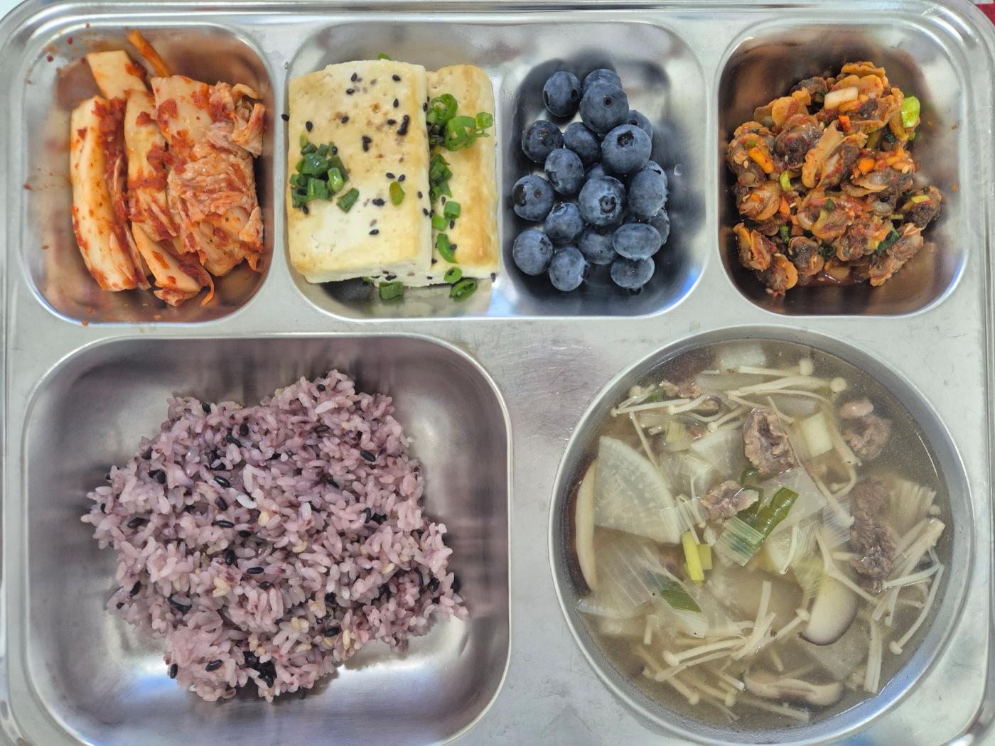 7월2일 식단(발아흑미밥,쇠고기버섯국,꼬막무침,두부계란구이,배추김치,블루베리(강릉)) 사진