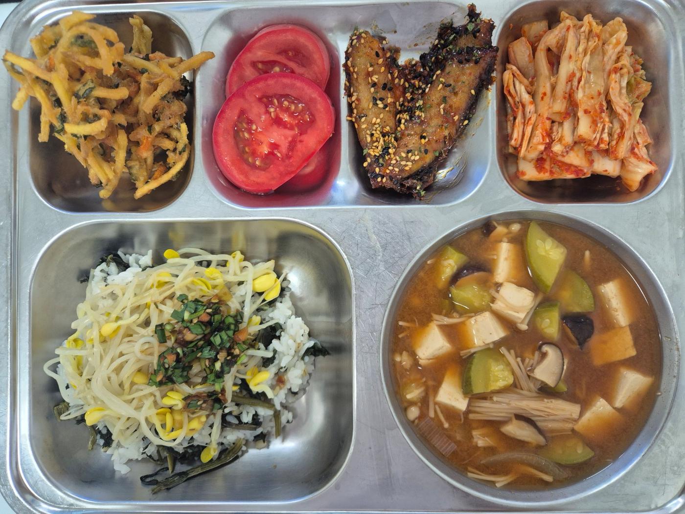 7월3일 식단(곤드레콩나물밥,호박된장찌개,연근조림,조기순살구이,배추김치,꿀토마토) 사진
