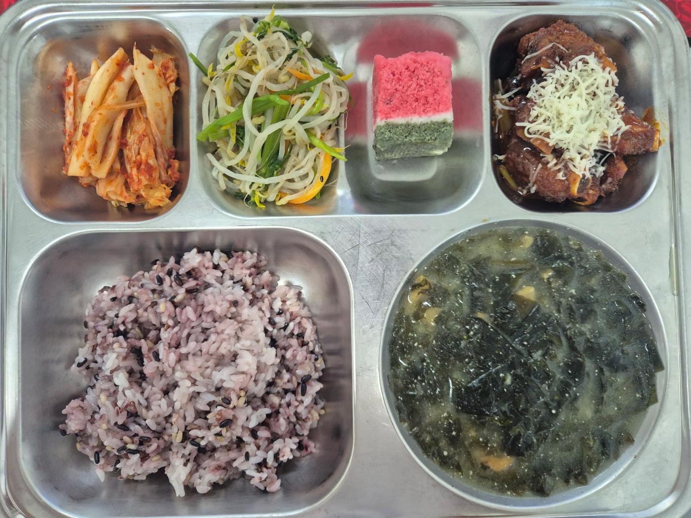 7월6일 식단(오색찰밥,황태미역국,매콤등갈비찜(치즈),삼색나물무침,배추김치,우리쌀수박설기) 사진