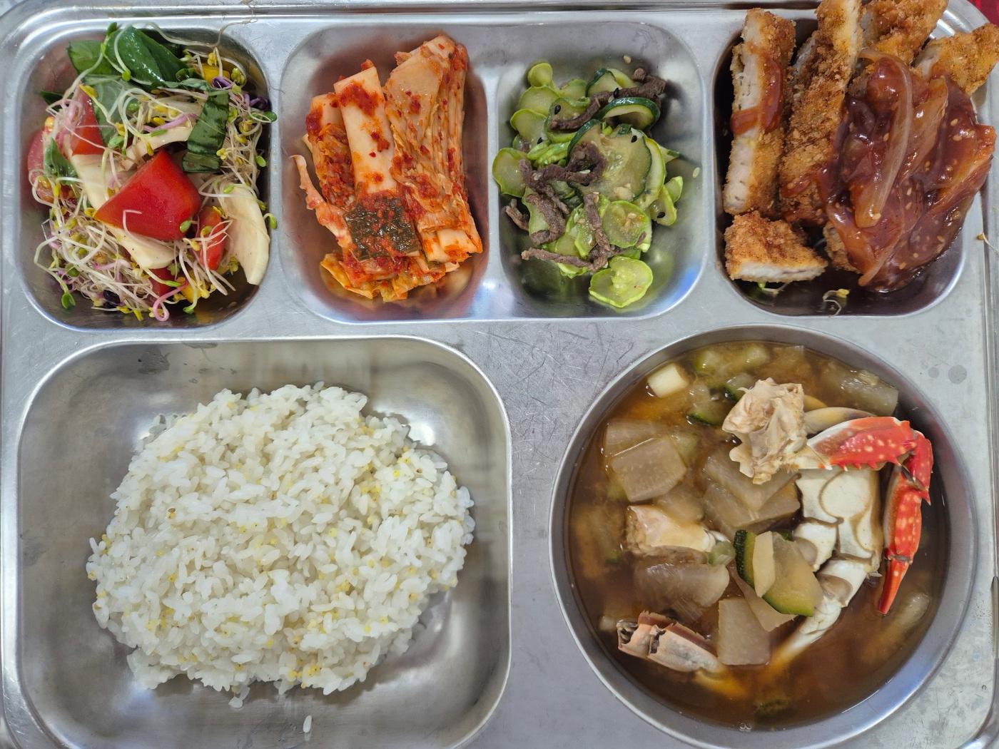 7월7일 식단(기장밥,꽃게된장국,수제돈가스,오이뱃두리,배추김치,토마토치즈샐러드) 사진