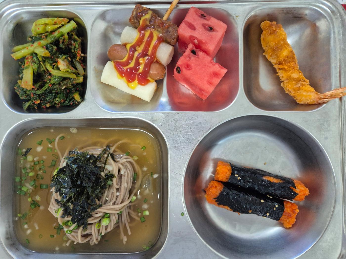 7월8일 식단(우리쌀진미채꼬마김밥,왕새우메밀소바,소떡갈떡,열무김치,수박) 사진