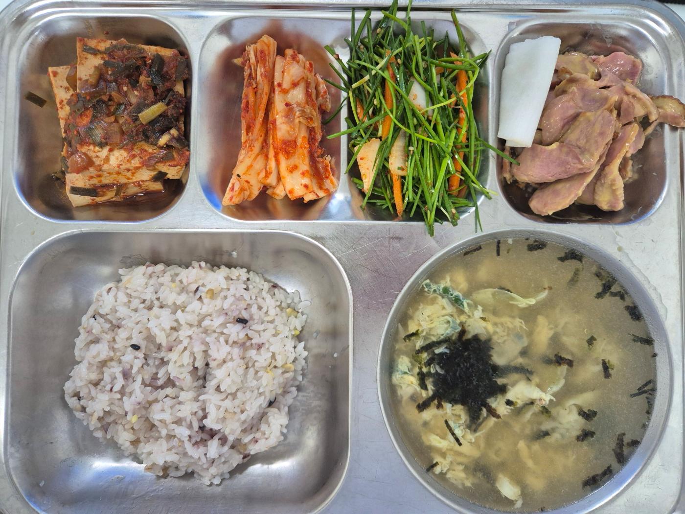 7월9일 식단(혼합잡곡밥,야채가득물만두국,우리콩두부조림,훈제오리&무쌈,영양부추겉절이,배추김치) 사진