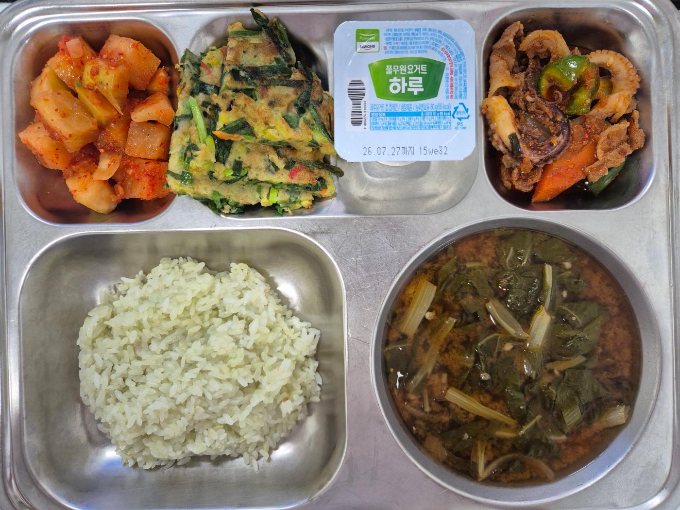 7월10일 식단(클로렐라쌀밥,근대된장국,쭈삼불고기,애호박새우부추전,깍두기,하루요거트) 사진