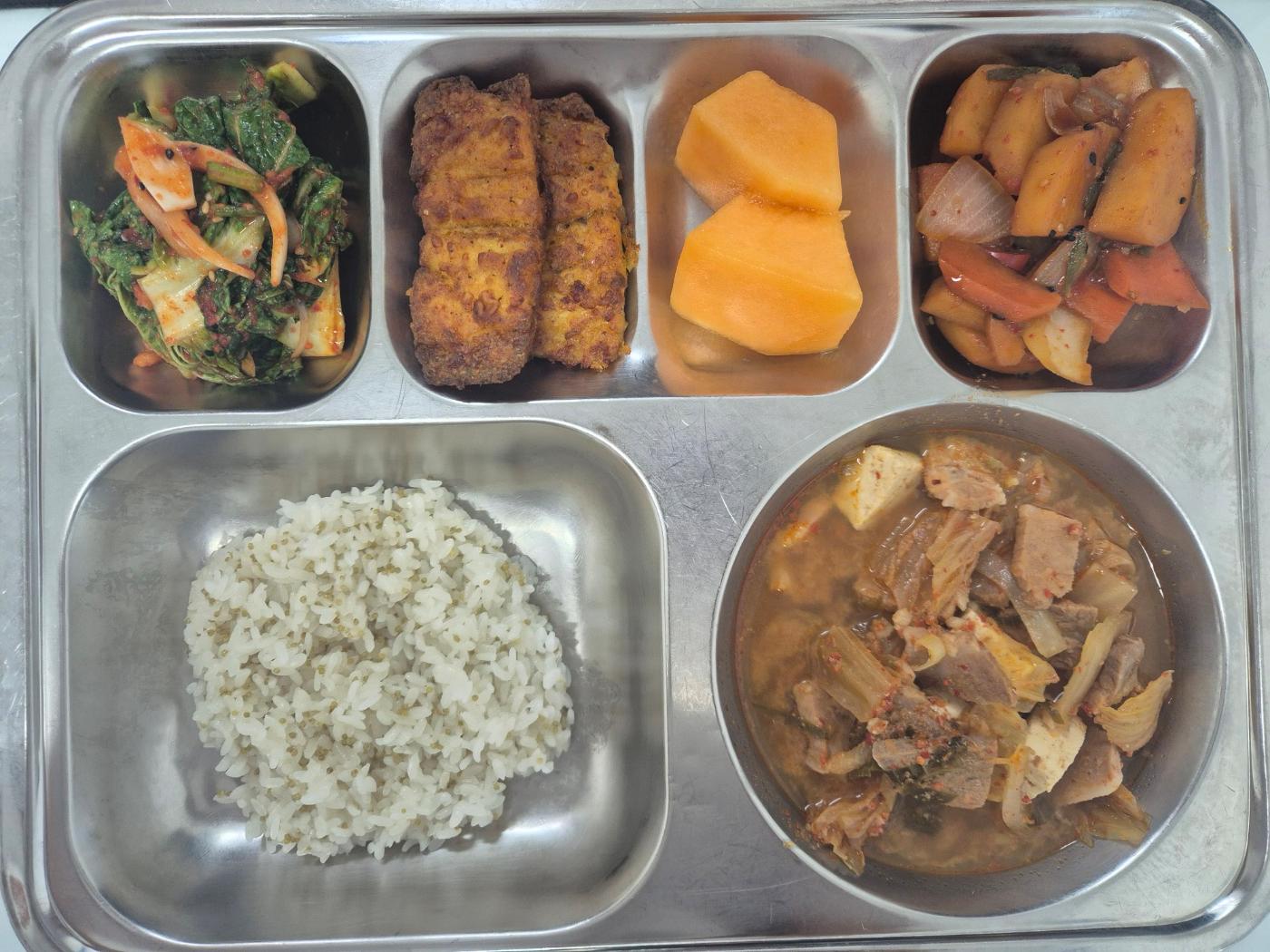 7월14일 식단(차조밥,고기듬뿍김치찌개,매운감자조림,가지마카레구이,쌈추겉절이,노을멜론) 사진