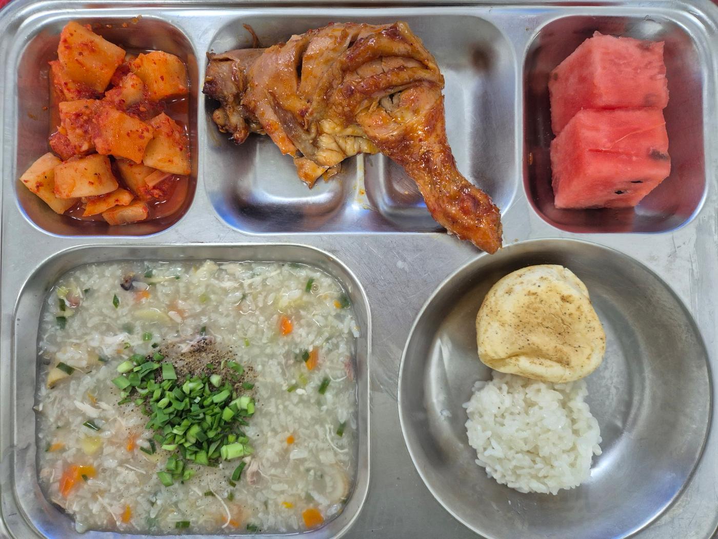 7월15일 식단(전복삼계죽,닭다리바베큐구이,강원감자빵,깍두기,수박) 사진