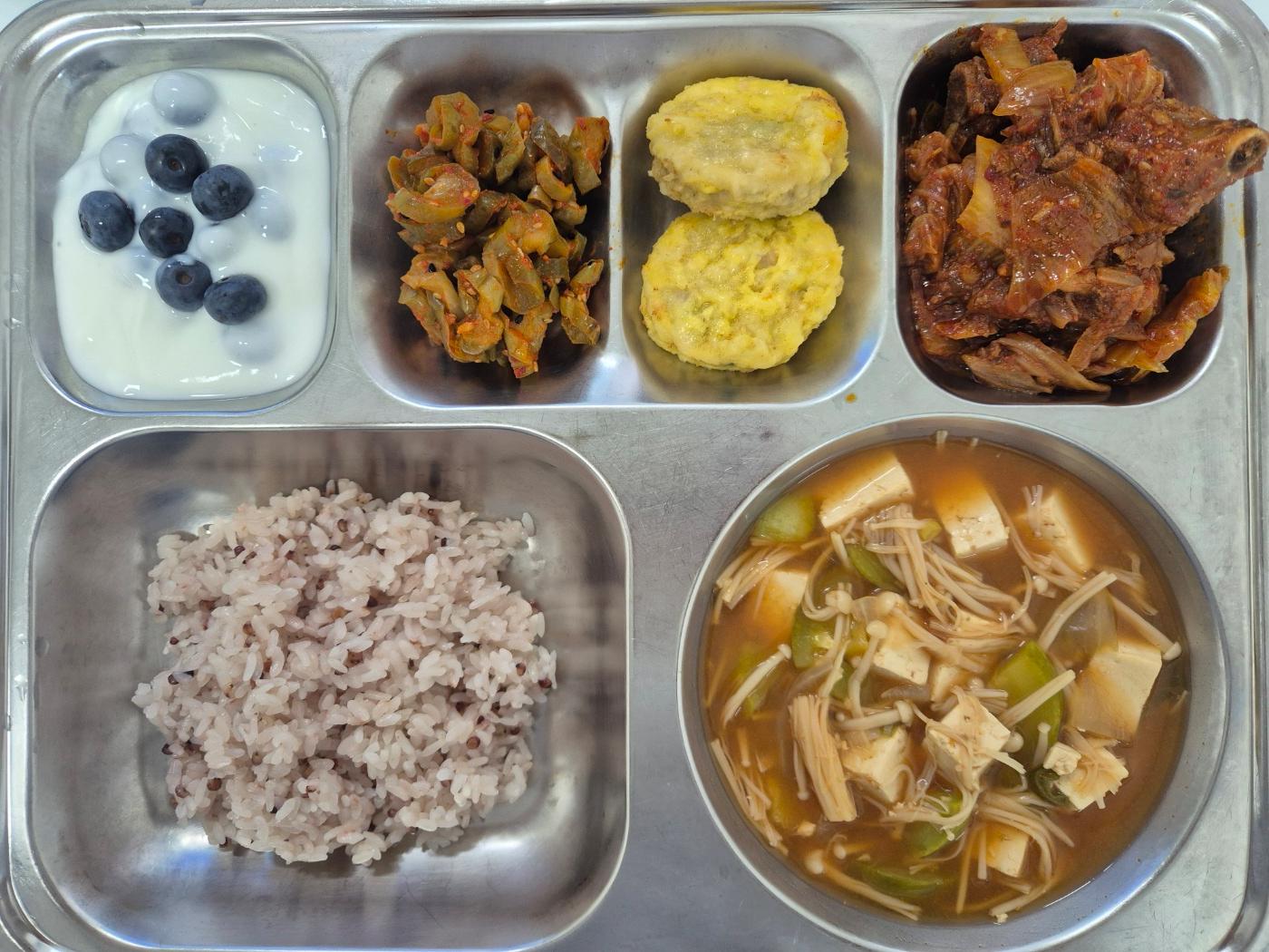 7월16일 식단(차수수밥,팽이버섯된장찌개,계란옷입은에그랑땡,등갈비김치찜,꼬들오이지무침,블루베리수제요거트) 사진