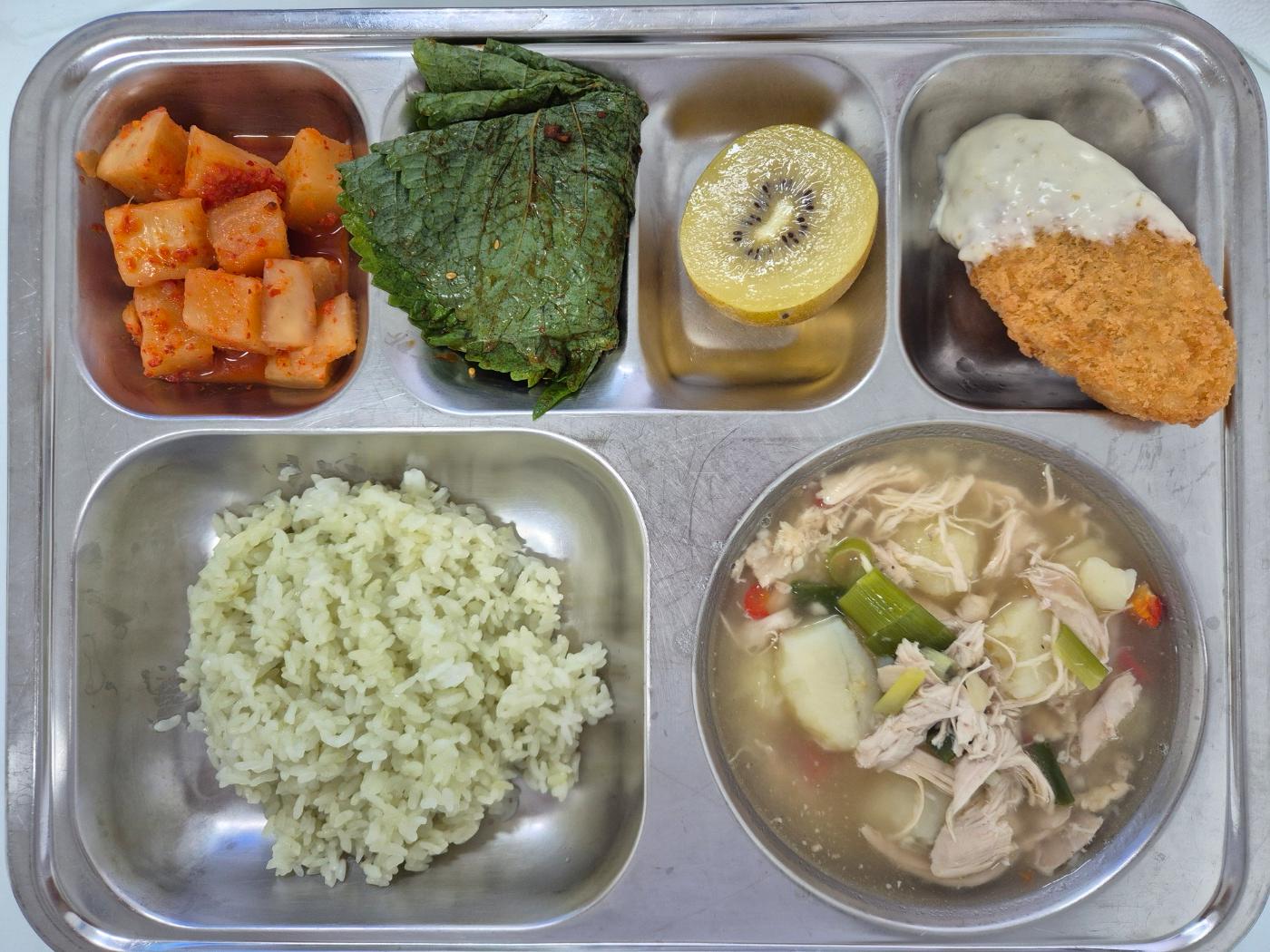 8월25일 식단(클로렐라쌀밥,한방닭곰탕,양념깻잎,DHA함유대구커틀렛,깍두기,골드키위) 사진