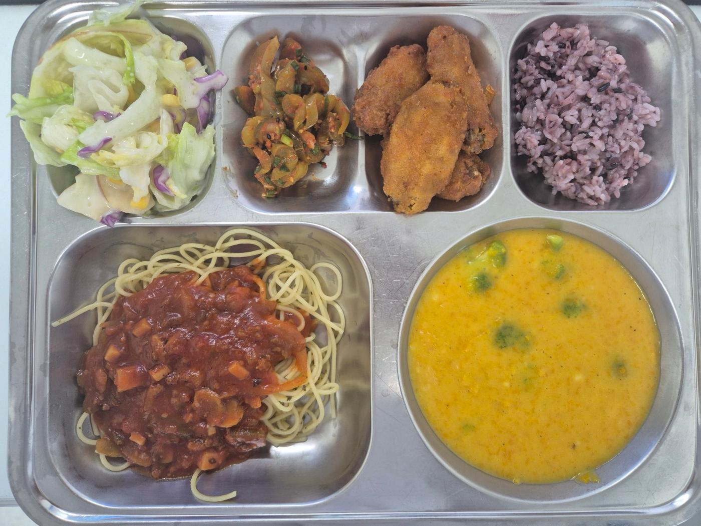 8월26일 식단(미니흑미찰밥,단호박브로콜리스프,토마토스파게티,바삭한항라치킨윙,그린과일샐러드,꼬들오이지무침) 사진
