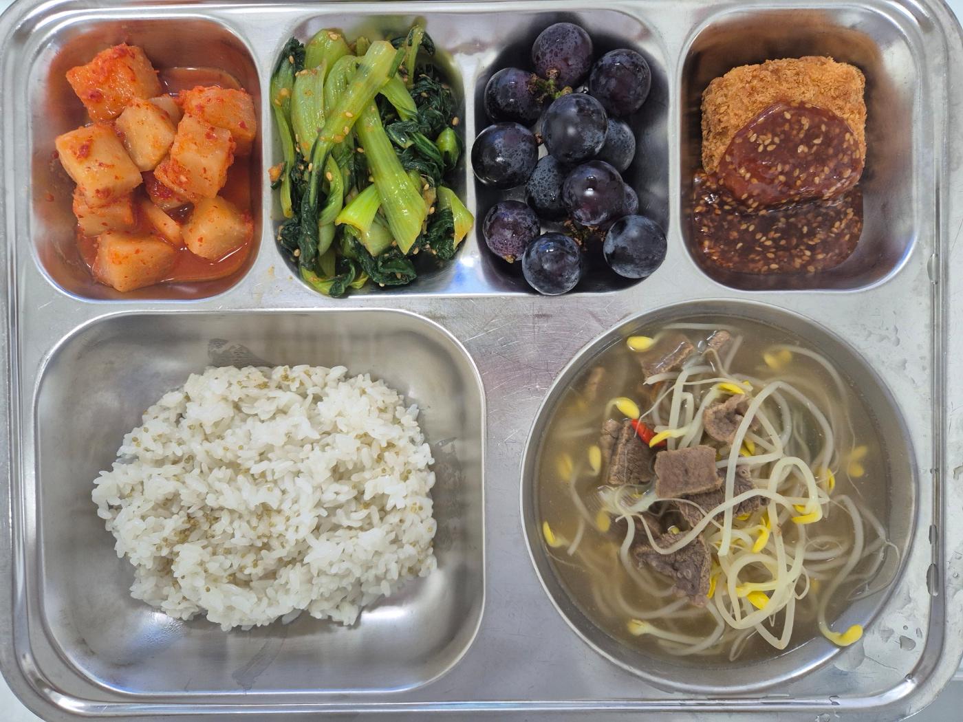 8월27일 식단(차조밥,쇠고기콩나물국,두부랑카츠랑,청경채나물,깍두기,캠벨포도(강릉)) 사진
