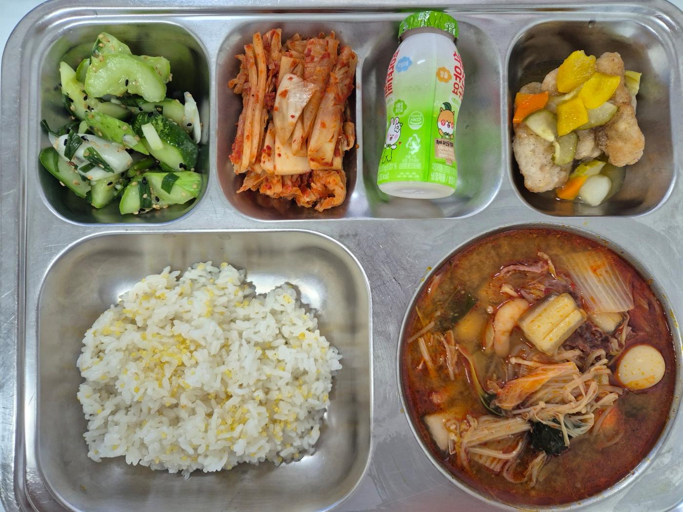 8월28일 식단(기장밥,마라탕,북경식꿔바로우,오이탕탕이,배추김치,식물성유산균요구르트) 사진