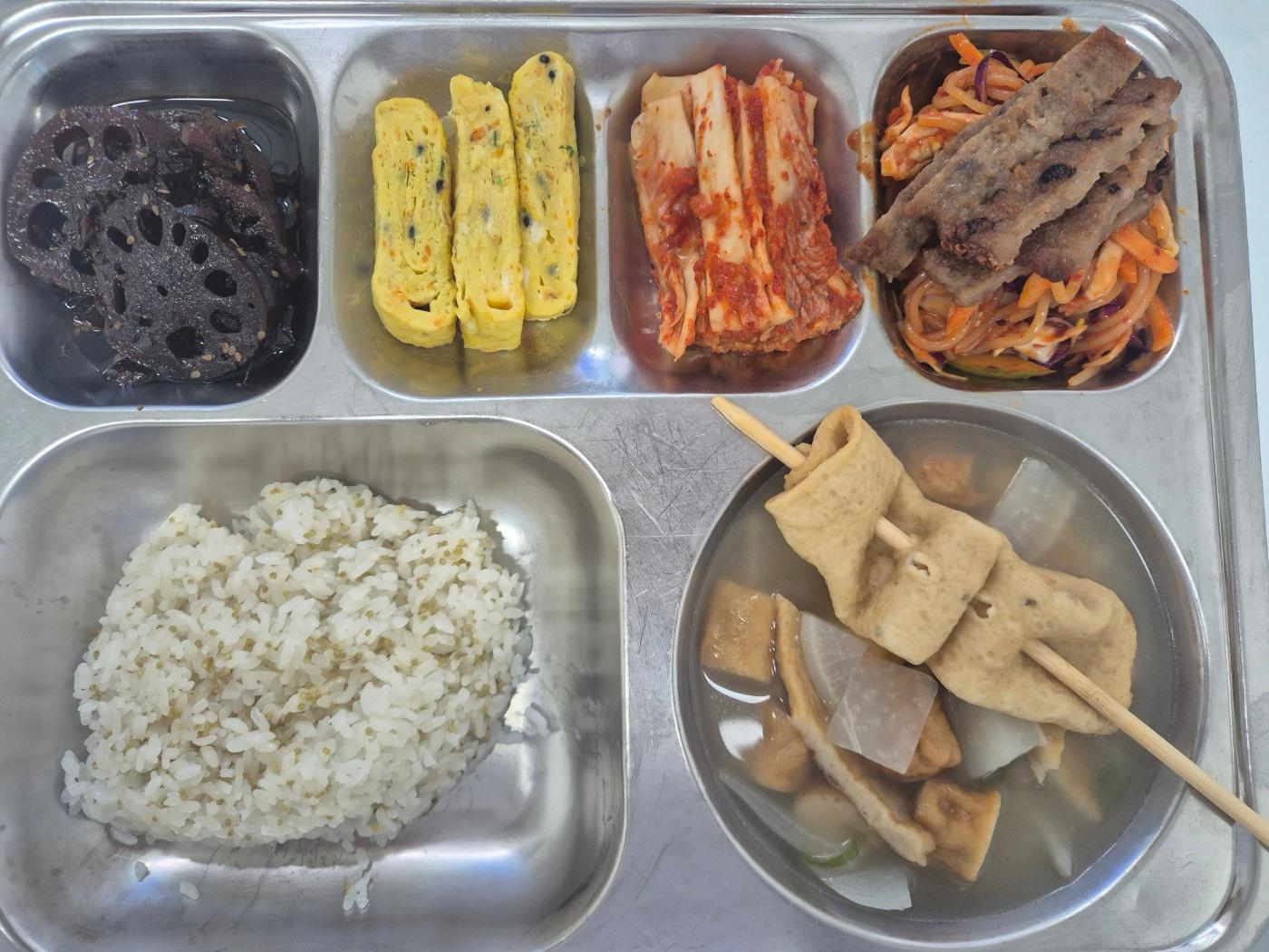 9월1일 식단(차조밥,꼬지어묵국,바싹불고기쫄면무침,연근조림,야채달걀말이,깍두기) 사진