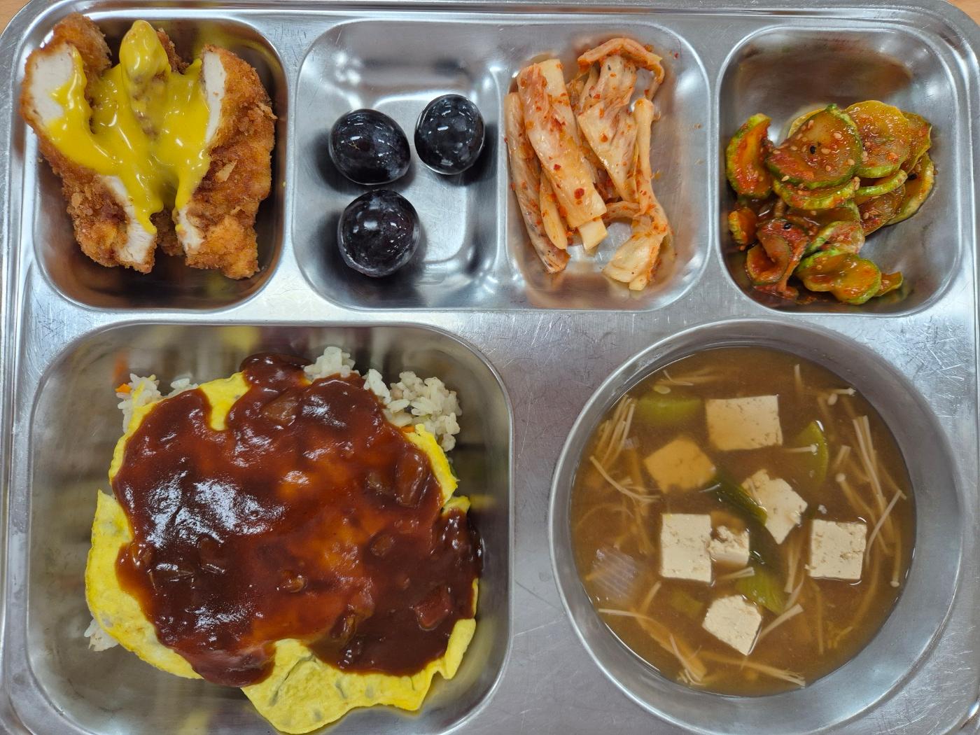 9월2일 식단(오므라이스(소스),두부미소된장국,오이동그랑무침,수제치킨가스,배추김치,거봉포도) 사진