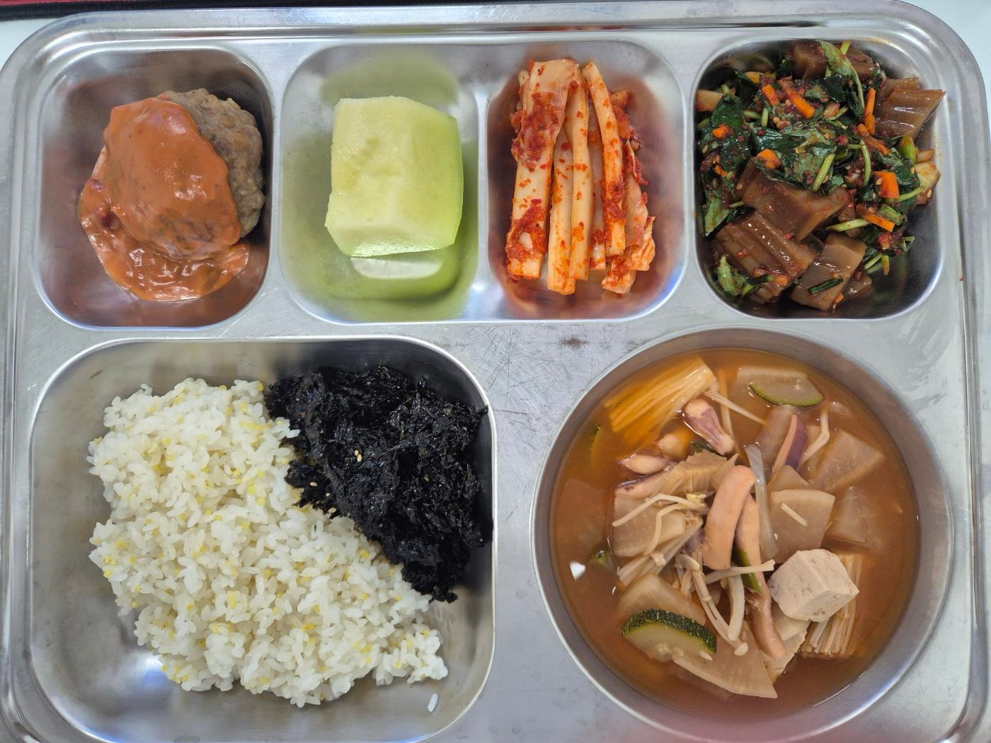 9월3일 식단(기장밥,오징어찌개,도토리묵참나물무침,육즙떡갈비,배추김치,멜론) 사진