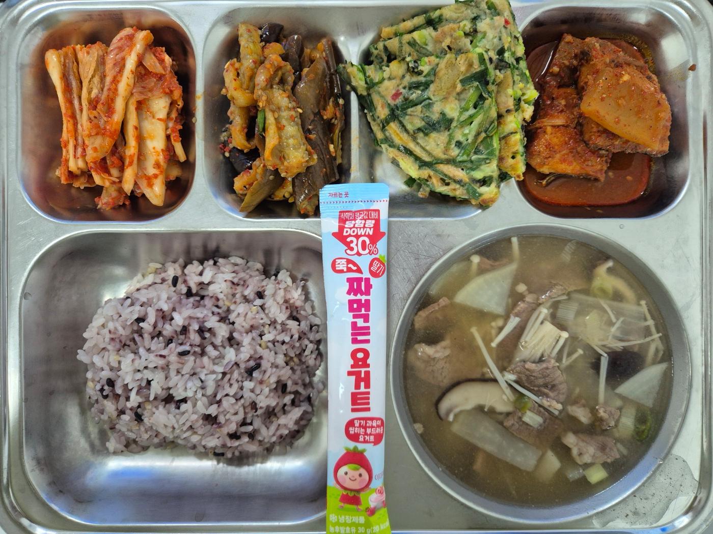 9월4일 식단(발아흑미밥,쇠고기버섯국,임연수무조림,가지나물,애호박새우부추전,배추김치,짜먹는요거트) 사진