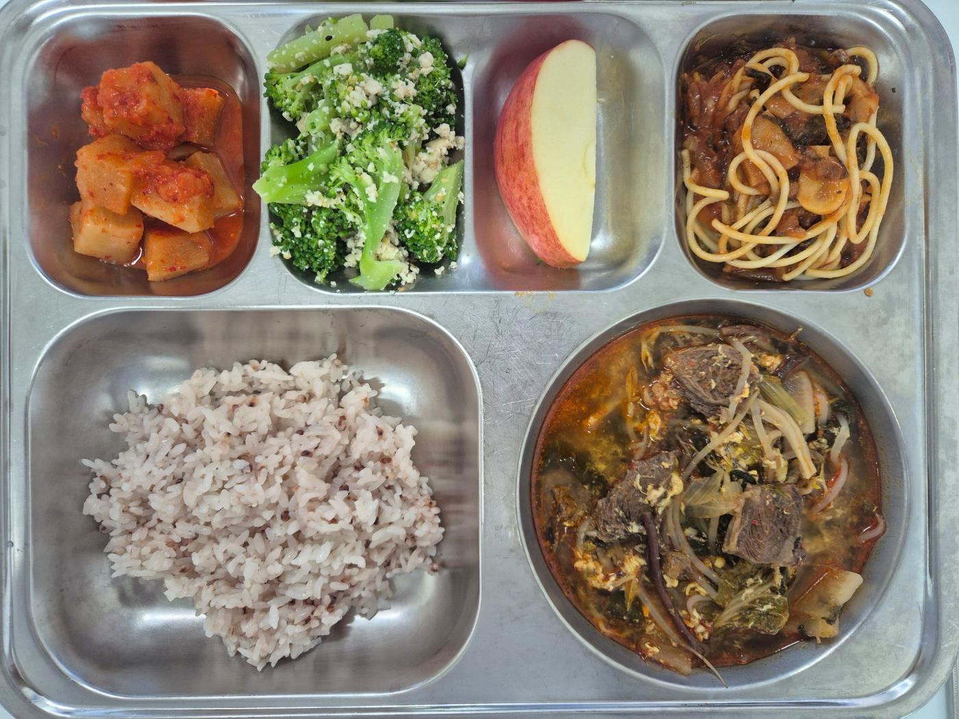 9월17일 식단(차수수밥,육개장,브로콜리두부참깨무침,토마토스파게티,깍두기,강릉사과) 사진