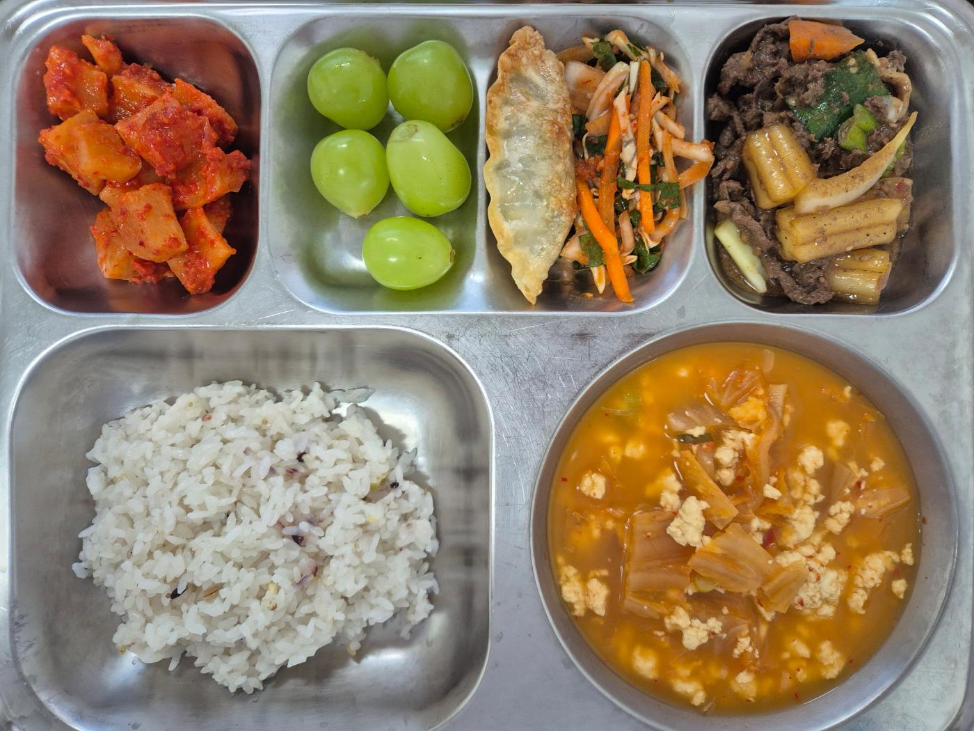 9월22일 식단(혼합잡곡밥,김치순두부전골,야채비빔만두,불고기분모자볶음,깍두기,샤인머스켓) 사진