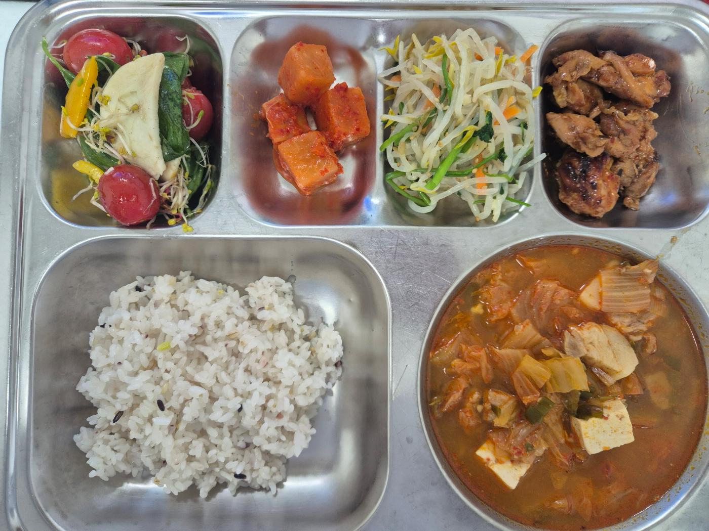 9월28일 식단(혼합잡곡밥,고기듬뿍김치찌개,치킨데리야끼구이,삼색나물무침,깍두기,토마토치킨샐러드) 사진