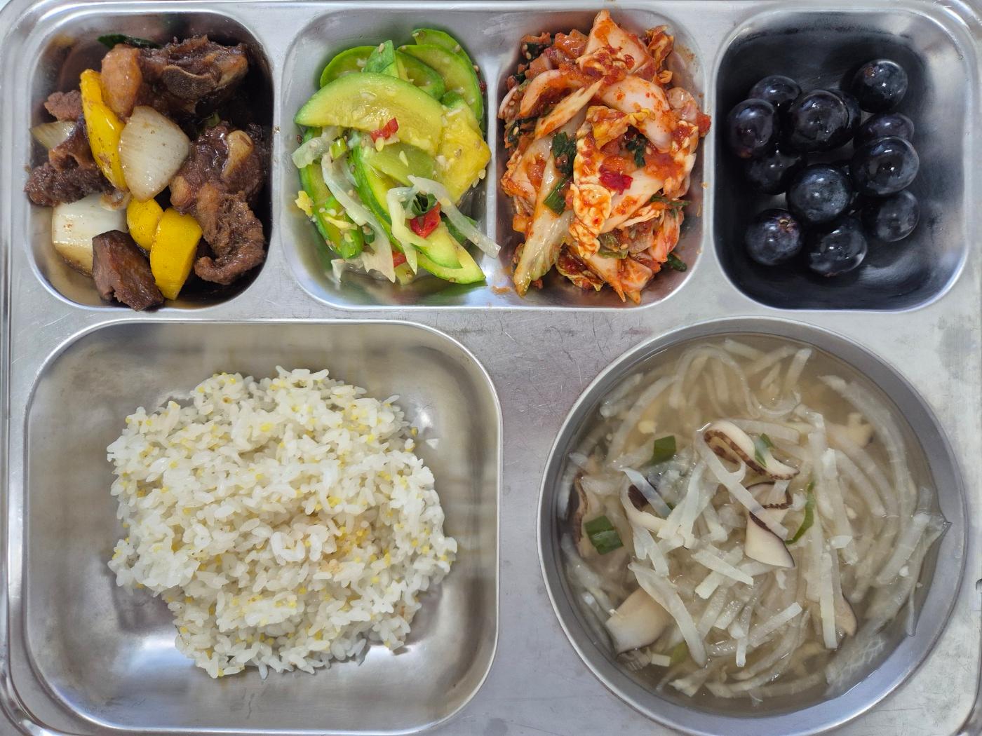 9월29일 식단(기장밥,들깨미역국,돼지갈비야채찜,애호박새우젓볶음,배추겉절이,머루포도) 사진