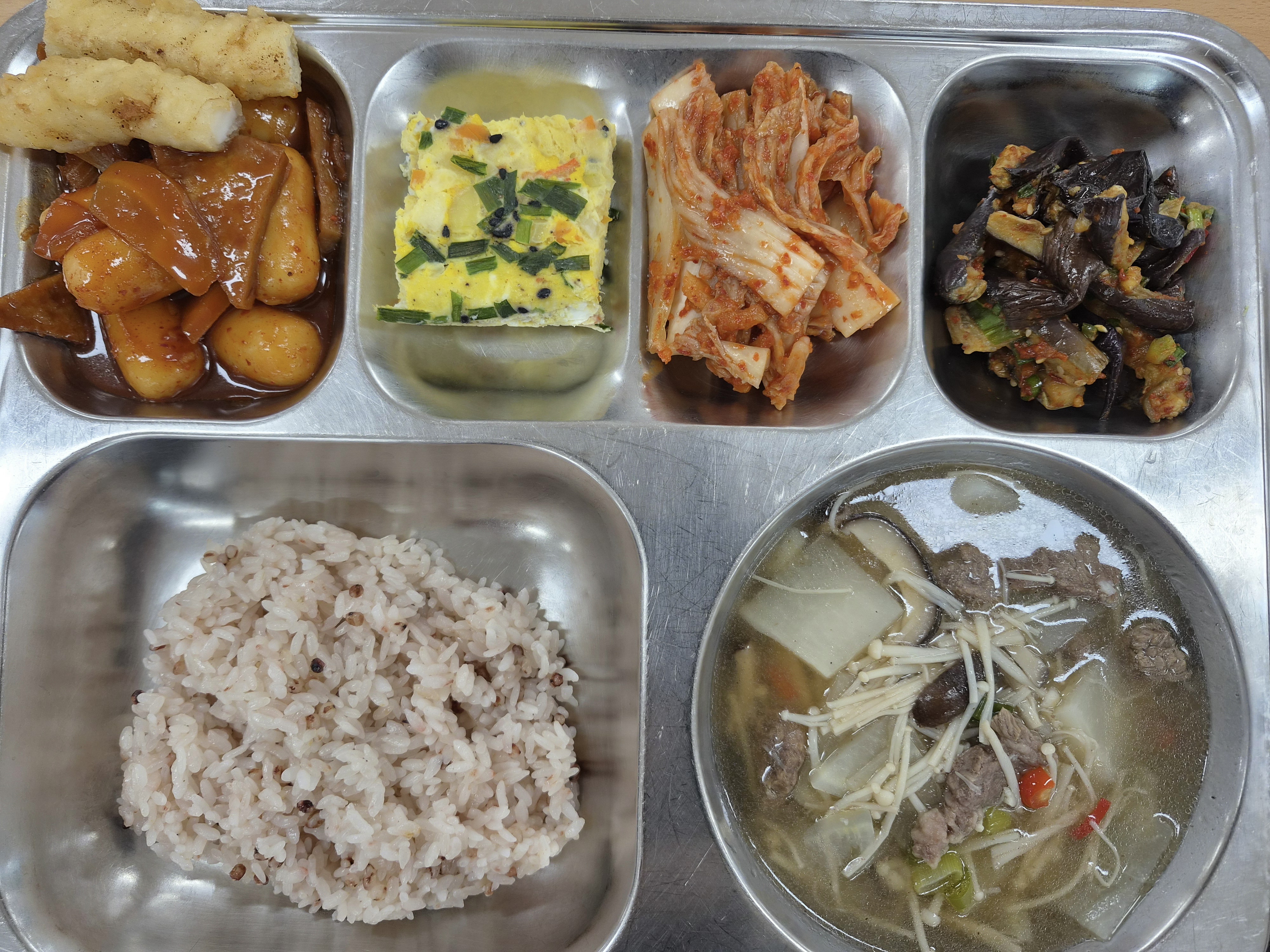 10월1일 식단(차수수밥,쇠고기버섯국,홍게살달걀찜,가지나물,치즈떡볶이&오징어튀김,배추김치) 사진