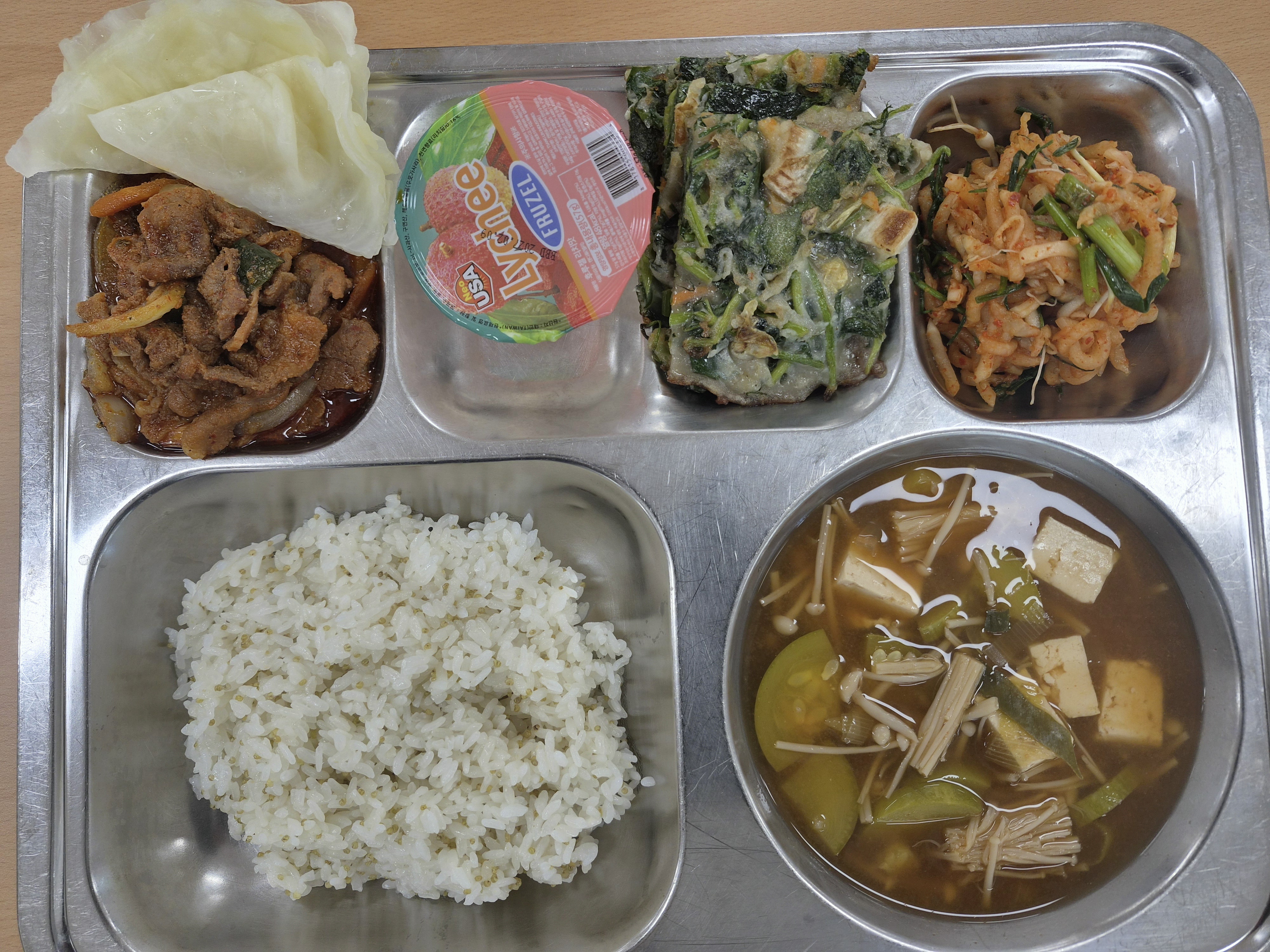 10월2일 식단(차조밥,두부미소된장국,달래무생채,매콤제육불고기/양배추쌈,참나물메밀전,프루젤리치푸딩) 사진