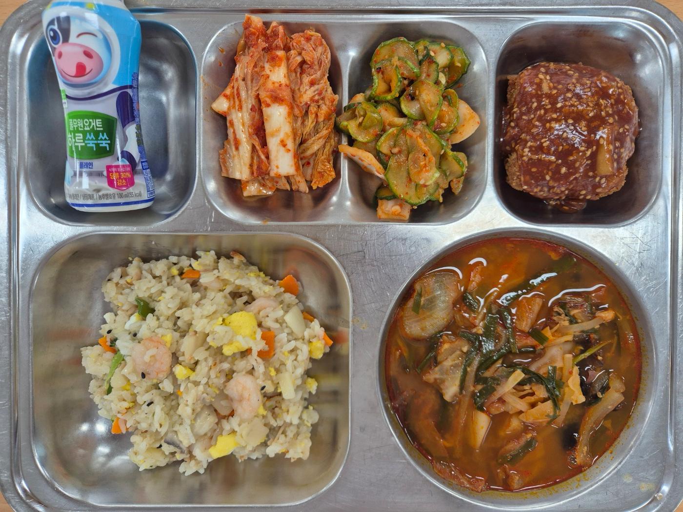 10월7일 식단(새우볶음밥,짬뽕국,고구마치즈블럭돈카츠,오이동그랑무침,배추김치,하루요거트) 사진